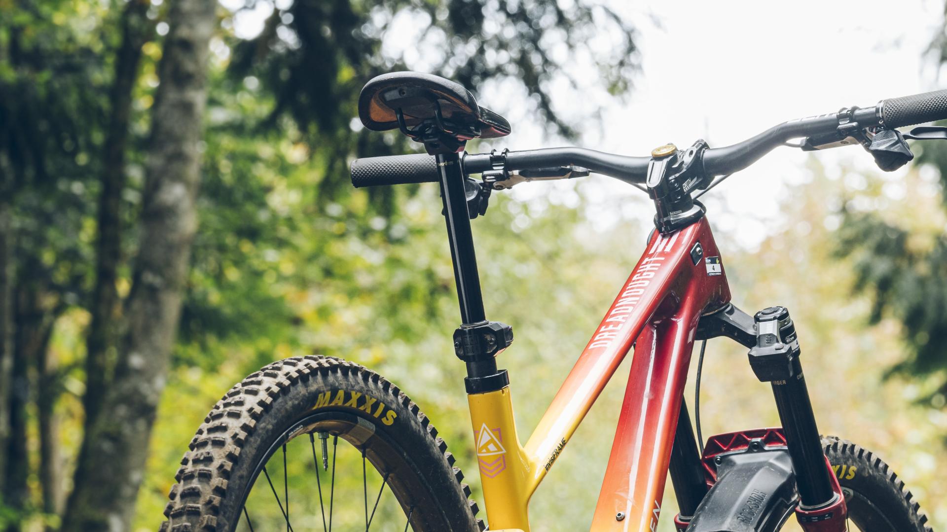 S odpružením a vyřešenými neduhy! RockShox uvedl nový Reverb AXS.