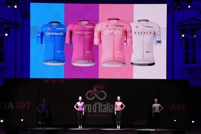 Dresy rozdané vítězům / Zdroj: Giro d'Italia